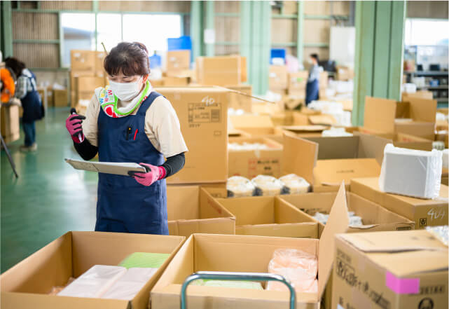 写真：ピッキングの作業風景